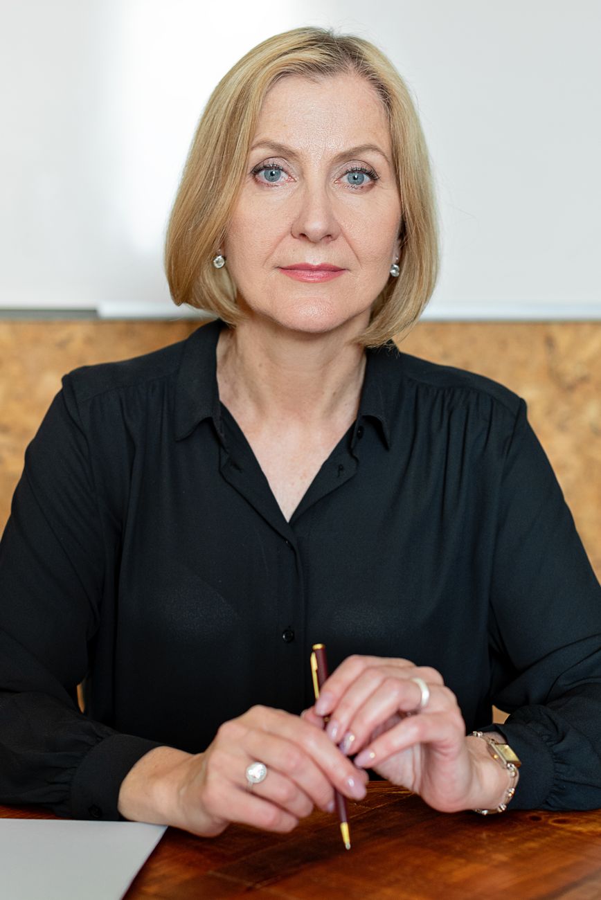 Kvindelig rådgiver ved sit skrivebord